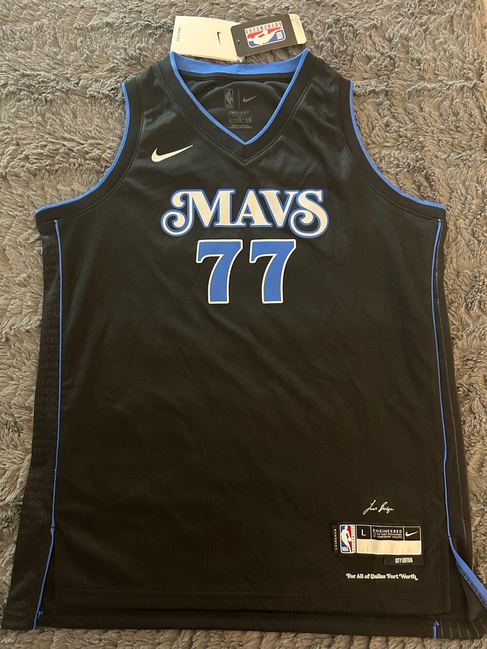 Luka Doncic #77 Dallas Mavs Nike Youth Large Black Jersey (NWT)